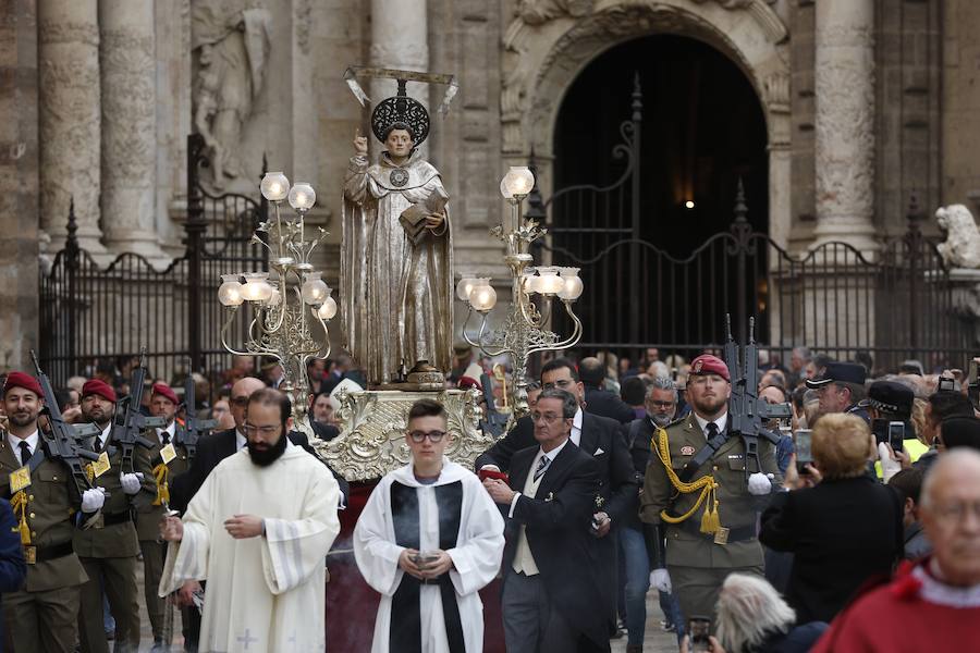 Valencia vive hoy el día grande en homenaje a su patrón, San Vicente Ferrer, de quien este año se cumplen 600 de su muerte en Vannes en 1419. Los actos han comenzado a primera hora de la mañana con una misa en la catedral mientras que a las 12 horas se ha celebrado una procesión por el centro de la ciudad en la que han participado los miembros de los altares que participan en el concurso de milacres de Lo Rat Penat. A las 19 horas hay programada la solemne procesión, que sacará a la imagen del santo por Ciutat Vella desde la catedral. 