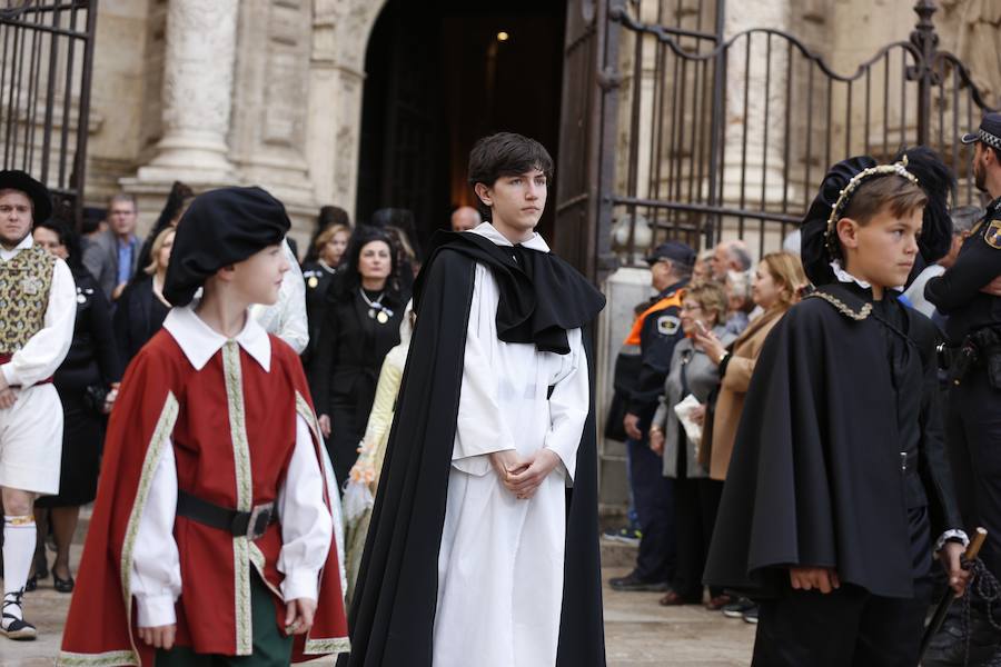 Valencia vive hoy el día grande en homenaje a su patrón, San Vicente Ferrer, de quien este año se cumplen 600 de su muerte en Vannes en 1419. Los actos han comenzado a primera hora de la mañana con una misa en la catedral mientras que a las 12 horas se ha celebrado una procesión por el centro de la ciudad en la que han participado los miembros de los altares que participan en el concurso de milacres de Lo Rat Penat. A las 19 horas hay programada la solemne procesión, que sacará a la imagen del santo por Ciutat Vella desde la catedral. 