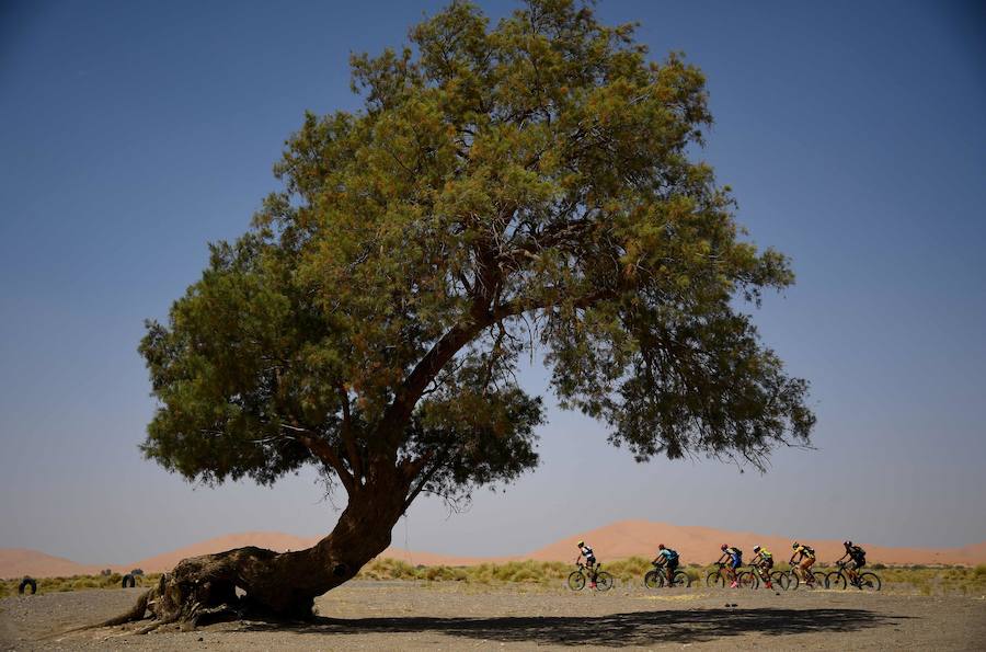 La carrera Garmin Titan Desert desembarca en Errachidia (Marruecos) con récord de 675 participantes que retarán los rigores del desierto en la prueba más prestigiosa del mundo de bicicleta de montaña por etapas del 28 de abril al 3 de mayo.