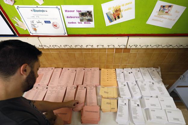 Papeletas para votar en uno de los colegios electorales de la Comunitat, el pasado domingo. 