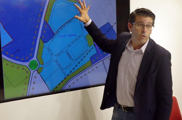 Jorge Rodríguez, durante la explicación del proyecto del hospital de Ontinyent. 