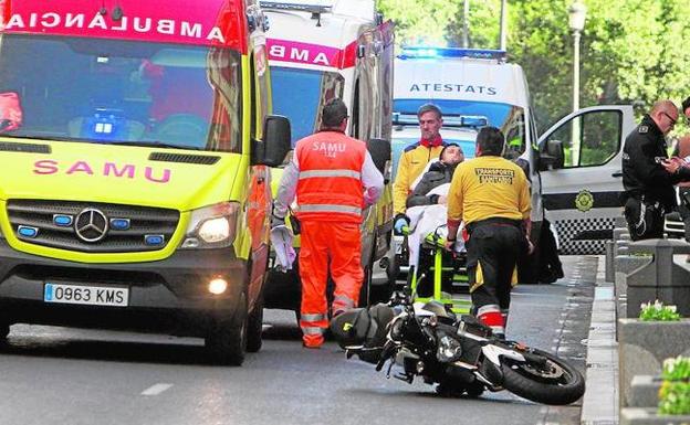 Accidente entre un motorista y un peatón en la calle de la Paz. 