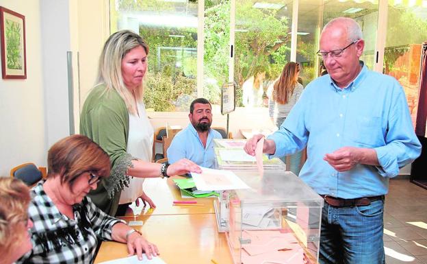 El alcalde de Dénia, Vicent Grimalt, votando en la mesa electoral instalada en la residencia de Santa Llúcia.