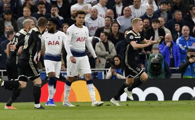 Van de Beek (d) celebra su gol al Tottenham.