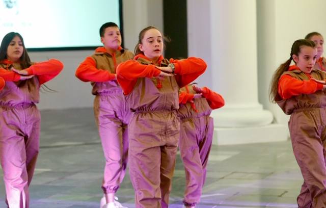 El Centro del Carmen de Valencia ha acogido este 30 de abril la celebración de la Fiesta del Día de la Danza que organiza la Associació de Professionals de la Dansa de la Comunitat Valenciana y que se rinde tributo y culto con la entrega de los galardones por parte de asociación. En el evento han participado Let's grow, Tremor Dance Company, Home Dance Studio, dj Dewis y Enoch Bascuñana 'Inox'.