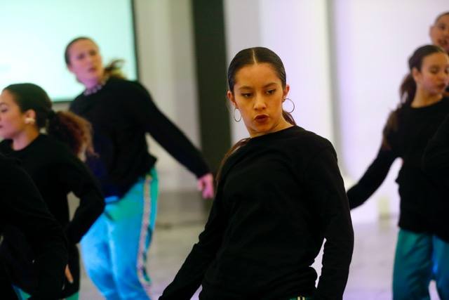 El Centro del Carmen de Valencia ha acogido este 30 de abril la celebración de la Fiesta del Día de la Danza que organiza la Associació de Professionals de la Dansa de la Comunitat Valenciana y que se rinde tributo y culto con la entrega de los galardones por parte de asociación. En el evento han participado Let's grow, Tremor Dance Company, Home Dance Studio, dj Dewis y Enoch Bascuñana 'Inox'.