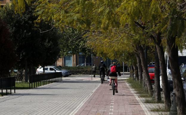 Usuaria del carril bici en una calle del nuevo barrio de Patraix. 