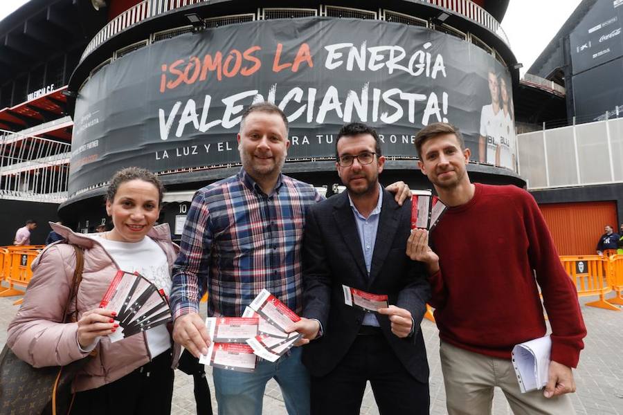 Fotos: Largas colas en Mestalla por las entradas de la final de Copa