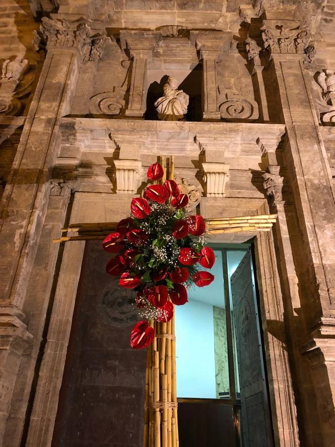 Cruz Satos Juanes. Un total de 49 cruces de mayo elaboradas con flores han sido instaladas en las calles de la ciudad de Valencia, al igual que en otras localidades de la diócesis, en una celebración que tiene su origen en la Edad Media.