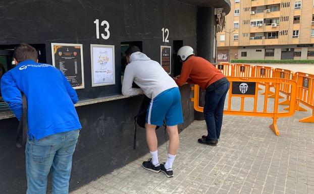 Aficionados recogen sus entradas para la final en las taquillas de Mestalla.