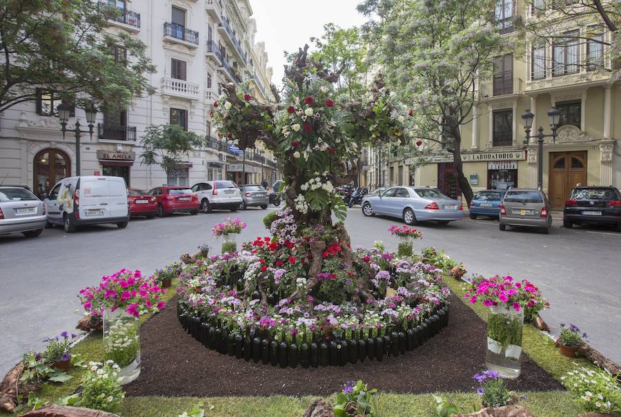  Un total de 49 cruces de mayo elaboradas con flores han sido instaladas en las calles de la ciudad de Valencia, al igual que en otras localidades de la diócesis, en una celebración que tiene su origen en la Edad Media.