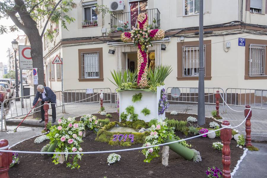  Un total de 49 cruces de mayo elaboradas con flores han sido instaladas en las calles de la ciudad de Valencia, al igual que en otras localidades de la diócesis, en una celebración que tiene su origen en la Edad Media.