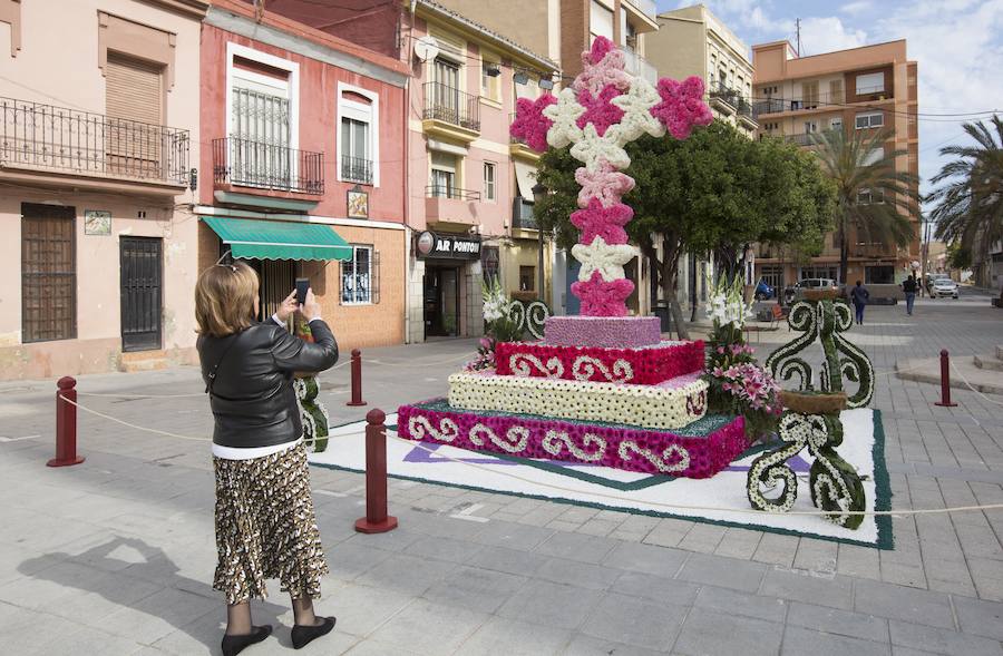  Un total de 49 cruces de mayo elaboradas con flores han sido instaladas en las calles de la ciudad de Valencia, al igual que en otras localidades de la diócesis, en una celebración que tiene su origen en la Edad Media.