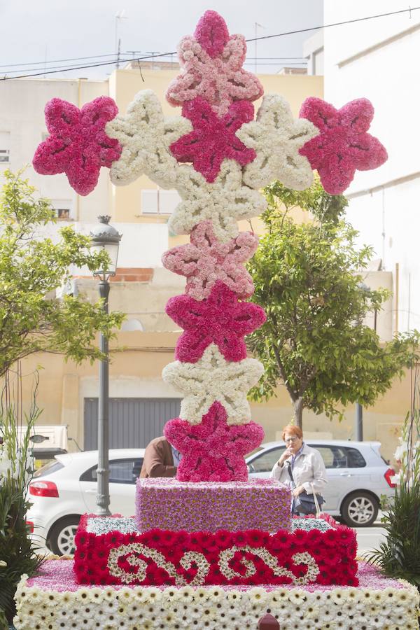  Un total de 49 cruces de mayo elaboradas con flores han sido instaladas en las calles de la ciudad de Valencia, al igual que en otras localidades de la diócesis, en una celebración que tiene su origen en la Edad Media.