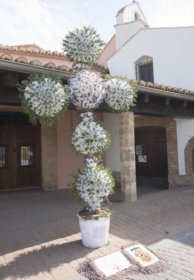  Un total de 49 cruces de mayo elaboradas con flores han sido instaladas en las calles de la ciudad de Valencia, al igual que en otras localidades de la diócesis, en una celebración que tiene su origen en la Edad Media.