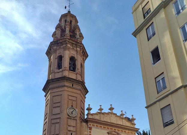  Majestuosa. Fachada y campanario de la iglesia de San Valero de Valencia. 