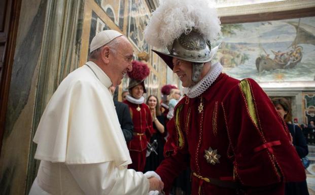 El Papa, con el jefe de la Guardia suiza.