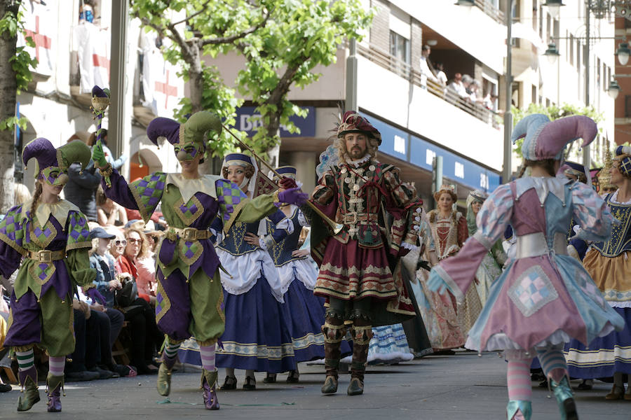 Las Fiestas de Moros y Cristianos en honor a San Jorge están declaradas de Interés Turístico Internacional desde 1980, y consideradas como la cuna de cuantas se celebran a lo largo y ancho de la Comunidad Valenciana. Conmemoran los hechos históricos que tuvieron lugar en 1276, relacionados con las sublevaciones de los musulmanes que habitaban la zona y que dieron origen al patronazgo de San Jorge, al que la tradición atribuye su intervención en defensa de los nuevos pobladores, con ocasión del ataque que sufrieron y en cuya batalla murió el caudillo Al-Azraq.