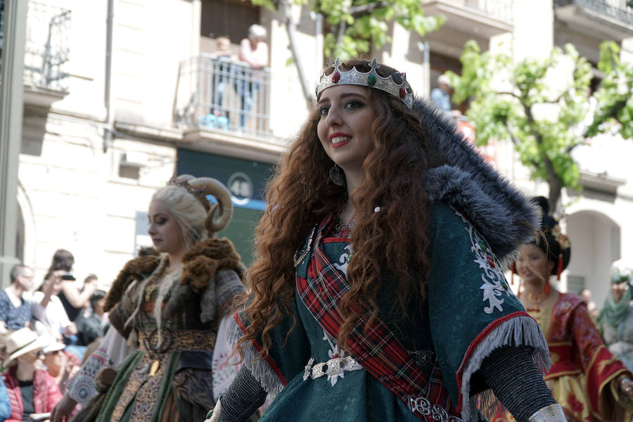 Las Fiestas de Moros y Cristianos en honor a San Jorge están declaradas de Interés Turístico Internacional desde 1980, y consideradas como la cuna de cuantas se celebran a lo largo y ancho de la Comunidad Valenciana. Conmemoran los hechos históricos que tuvieron lugar en 1276, relacionados con las sublevaciones de los musulmanes que habitaban la zona y que dieron origen al patronazgo de San Jorge, al que la tradición atribuye su intervención en defensa de los nuevos pobladores, con ocasión del ataque que sufrieron y en cuya batalla murió el caudillo Al-Azraq.