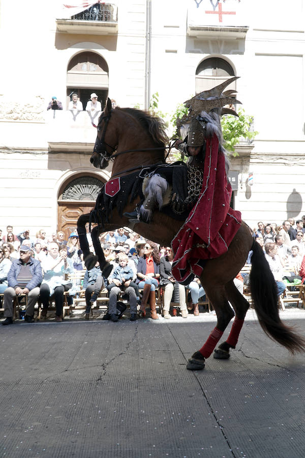 Las Fiestas de Moros y Cristianos en honor a San Jorge están declaradas de Interés Turístico Internacional desde 1980, y consideradas como la cuna de cuantas se celebran a lo largo y ancho de la Comunidad Valenciana. Conmemoran los hechos históricos que tuvieron lugar en 1276, relacionados con las sublevaciones de los musulmanes que habitaban la zona y que dieron origen al patronazgo de San Jorge, al que la tradición atribuye su intervención en defensa de los nuevos pobladores, con ocasión del ataque que sufrieron y en cuya batalla murió el caudillo Al-Azraq.