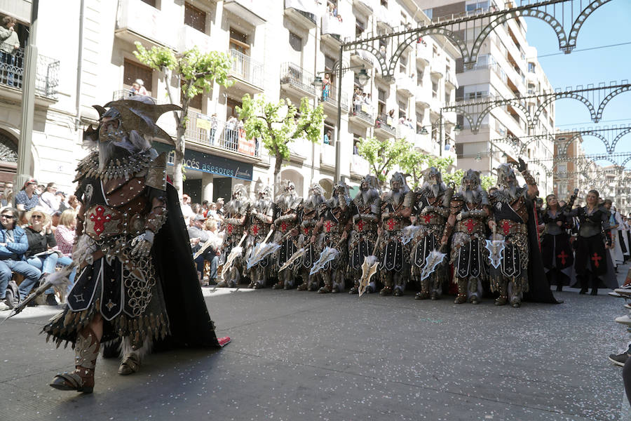 Las Fiestas de Moros y Cristianos en honor a San Jorge están declaradas de Interés Turístico Internacional desde 1980, y consideradas como la cuna de cuantas se celebran a lo largo y ancho de la Comunidad Valenciana. Conmemoran los hechos históricos que tuvieron lugar en 1276, relacionados con las sublevaciones de los musulmanes que habitaban la zona y que dieron origen al patronazgo de San Jorge, al que la tradición atribuye su intervención en defensa de los nuevos pobladores, con ocasión del ataque que sufrieron y en cuya batalla murió el caudillo Al-Azraq.