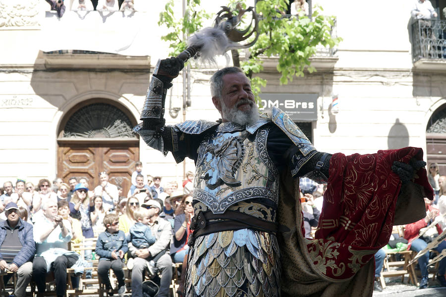 Las Fiestas de Moros y Cristianos en honor a San Jorge están declaradas de Interés Turístico Internacional desde 1980, y consideradas como la cuna de cuantas se celebran a lo largo y ancho de la Comunidad Valenciana. Conmemoran los hechos históricos que tuvieron lugar en 1276, relacionados con las sublevaciones de los musulmanes que habitaban la zona y que dieron origen al patronazgo de San Jorge, al que la tradición atribuye su intervención en defensa de los nuevos pobladores, con ocasión del ataque que sufrieron y en cuya batalla murió el caudillo Al-Azraq.