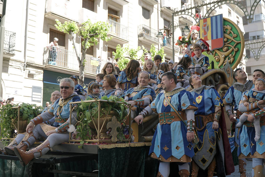 Las Fiestas de Moros y Cristianos en honor a San Jorge están declaradas de Interés Turístico Internacional desde 1980, y consideradas como la cuna de cuantas se celebran a lo largo y ancho de la Comunidad Valenciana. Conmemoran los hechos históricos que tuvieron lugar en 1276, relacionados con las sublevaciones de los musulmanes que habitaban la zona y que dieron origen al patronazgo de San Jorge, al que la tradición atribuye su intervención en defensa de los nuevos pobladores, con ocasión del ataque que sufrieron y en cuya batalla murió el caudillo Al-Azraq.