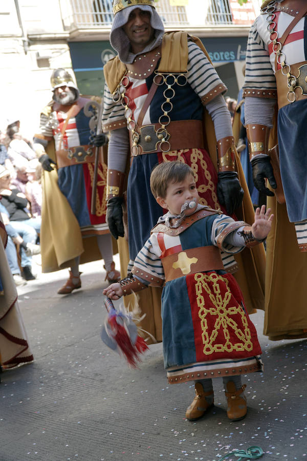 Las Fiestas de Moros y Cristianos en honor a San Jorge están declaradas de Interés Turístico Internacional desde 1980, y consideradas como la cuna de cuantas se celebran a lo largo y ancho de la Comunidad Valenciana. Conmemoran los hechos históricos que tuvieron lugar en 1276, relacionados con las sublevaciones de los musulmanes que habitaban la zona y que dieron origen al patronazgo de San Jorge, al que la tradición atribuye su intervención en defensa de los nuevos pobladores, con ocasión del ataque que sufrieron y en cuya batalla murió el caudillo Al-Azraq.