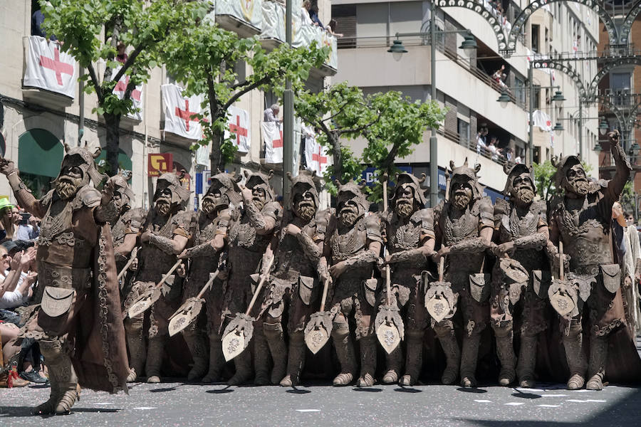 Las Fiestas de Moros y Cristianos en honor a San Jorge están declaradas de Interés Turístico Internacional desde 1980, y consideradas como la cuna de cuantas se celebran a lo largo y ancho de la Comunidad Valenciana. Conmemoran los hechos históricos que tuvieron lugar en 1276, relacionados con las sublevaciones de los musulmanes que habitaban la zona y que dieron origen al patronazgo de San Jorge, al que la tradición atribuye su intervención en defensa de los nuevos pobladores, con ocasión del ataque que sufrieron y en cuya batalla murió el caudillo Al-Azraq.