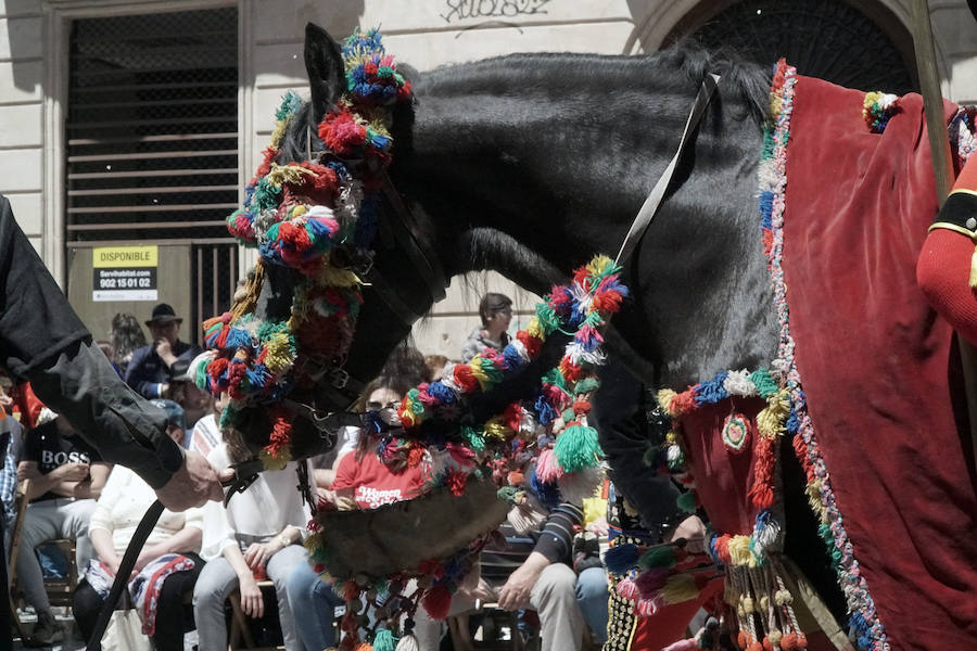 Las Fiestas de Moros y Cristianos en honor a San Jorge están declaradas de Interés Turístico Internacional desde 1980, y consideradas como la cuna de cuantas se celebran a lo largo y ancho de la Comunidad Valenciana. Conmemoran los hechos históricos que tuvieron lugar en 1276, relacionados con las sublevaciones de los musulmanes que habitaban la zona y que dieron origen al patronazgo de San Jorge, al que la tradición atribuye su intervención en defensa de los nuevos pobladores, con ocasión del ataque que sufrieron y en cuya batalla murió el caudillo Al-Azraq.