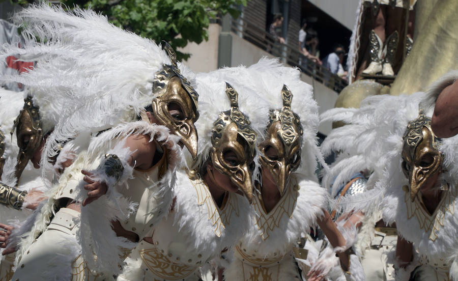 Las Fiestas de Moros y Cristianos en honor a San Jorge están declaradas de Interés Turístico Internacional desde 1980, y consideradas como la cuna de cuantas se celebran a lo largo y ancho de la Comunidad Valenciana. Conmemoran los hechos históricos que tuvieron lugar en 1276, relacionados con las sublevaciones de los musulmanes que habitaban la zona y que dieron origen al patronazgo de San Jorge, al que la tradición atribuye su intervención en defensa de los nuevos pobladores, con ocasión del ataque que sufrieron y en cuya batalla murió el caudillo Al-Azraq.