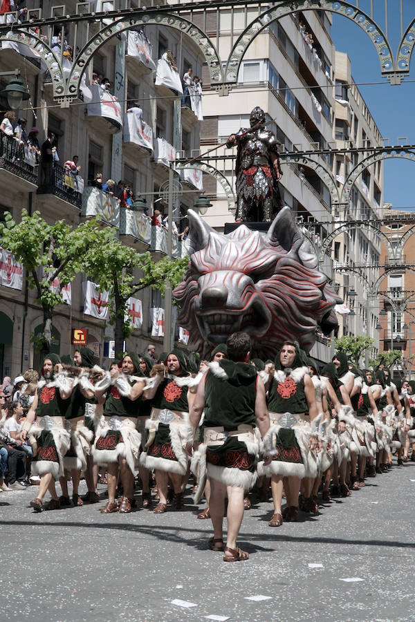 Las Fiestas de Moros y Cristianos en honor a San Jorge están declaradas de Interés Turístico Internacional desde 1980, y consideradas como la cuna de cuantas se celebran a lo largo y ancho de la Comunidad Valenciana. Conmemoran los hechos históricos que tuvieron lugar en 1276, relacionados con las sublevaciones de los musulmanes que habitaban la zona y que dieron origen al patronazgo de San Jorge, al que la tradición atribuye su intervención en defensa de los nuevos pobladores, con ocasión del ataque que sufrieron y en cuya batalla murió el caudillo Al-Azraq.