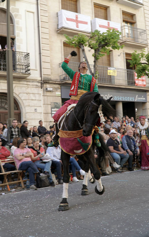 Las Fiestas de Moros y Cristianos en honor a San Jorge están declaradas de Interés Turístico Internacional desde 1980, y consideradas como la cuna de cuantas se celebran a lo largo y ancho de la Comunidad Valenciana. Conmemoran los hechos históricos que tuvieron lugar en 1276, relacionados con las sublevaciones de los musulmanes que habitaban la zona y que dieron origen al patronazgo de San Jorge, al que la tradición atribuye su intervención en defensa de los nuevos pobladores, con ocasión del ataque que sufrieron y en cuya batalla murió el caudillo Al-Azraq.