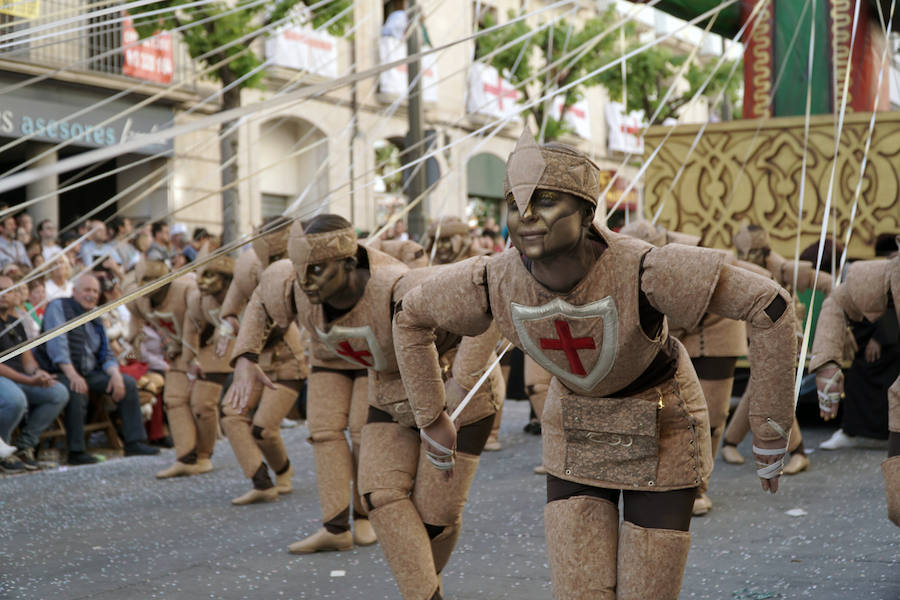 Las Fiestas de Moros y Cristianos en honor a San Jorge están declaradas de Interés Turístico Internacional desde 1980, y consideradas como la cuna de cuantas se celebran a lo largo y ancho de la Comunidad Valenciana. Conmemoran los hechos históricos que tuvieron lugar en 1276, relacionados con las sublevaciones de los musulmanes que habitaban la zona y que dieron origen al patronazgo de San Jorge, al que la tradición atribuye su intervención en defensa de los nuevos pobladores, con ocasión del ataque que sufrieron y en cuya batalla murió el caudillo Al-Azraq.