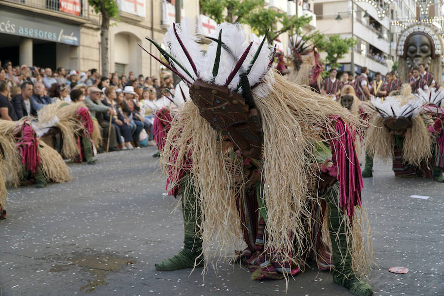 Las Fiestas de Moros y Cristianos en honor a San Jorge están declaradas de Interés Turístico Internacional desde 1980, y consideradas como la cuna de cuantas se celebran a lo largo y ancho de la Comunidad Valenciana. Conmemoran los hechos históricos que tuvieron lugar en 1276, relacionados con las sublevaciones de los musulmanes que habitaban la zona y que dieron origen al patronazgo de San Jorge, al que la tradición atribuye su intervención en defensa de los nuevos pobladores, con ocasión del ataque que sufrieron y en cuya batalla murió el caudillo Al-Azraq.