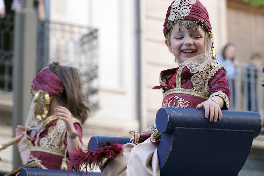 Las Fiestas de Moros y Cristianos en honor a San Jorge están declaradas de Interés Turístico Internacional desde 1980, y consideradas como la cuna de cuantas se celebran a lo largo y ancho de la Comunidad Valenciana. Conmemoran los hechos históricos que tuvieron lugar en 1276, relacionados con las sublevaciones de los musulmanes que habitaban la zona y que dieron origen al patronazgo de San Jorge, al que la tradición atribuye su intervención en defensa de los nuevos pobladores, con ocasión del ataque que sufrieron y en cuya batalla murió el caudillo Al-Azraq.