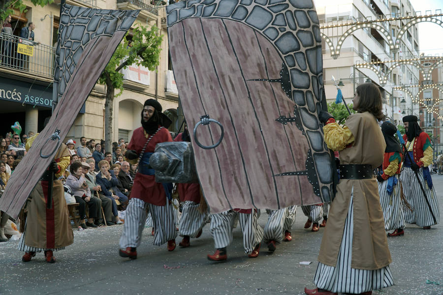 Las Fiestas de Moros y Cristianos en honor a San Jorge están declaradas de Interés Turístico Internacional desde 1980, y consideradas como la cuna de cuantas se celebran a lo largo y ancho de la Comunidad Valenciana. Conmemoran los hechos históricos que tuvieron lugar en 1276, relacionados con las sublevaciones de los musulmanes que habitaban la zona y que dieron origen al patronazgo de San Jorge, al que la tradición atribuye su intervención en defensa de los nuevos pobladores, con ocasión del ataque que sufrieron y en cuya batalla murió el caudillo Al-Azraq.