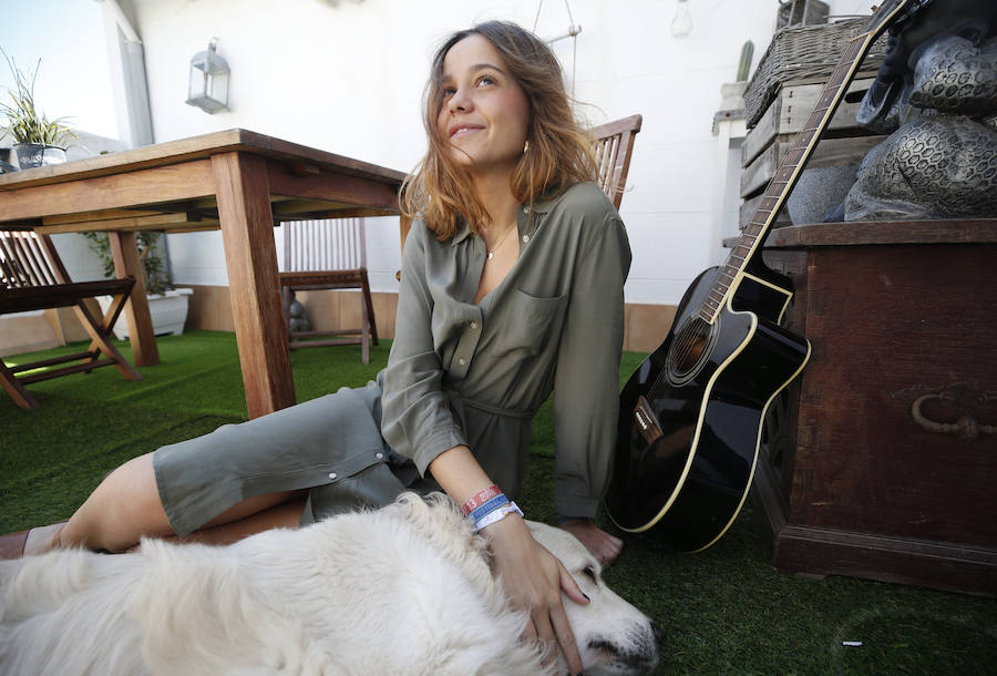 La cantautora Anouck Peris es valenciana pero en su forma de hablar, moverse y expresarse denota sus raíces francesas. Tiene esa dulzura y feminidad que tan bien dominan las parisinas. No es lo que llevan, sino cómo lo llevan. Se ponen un vestidito de seda aparentemente inofensivo, dejan que su melena caiga descuidadamente sobre el rostro, y no necesitan mucho más para atraer todas las miradas.Su estilo es informal y juvenil pero a la vez sorprendentemente sofisticado para su edad.