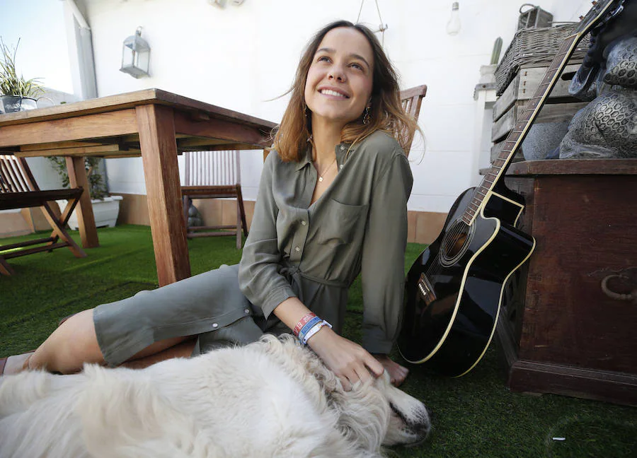 La cantautora Anouck Peris es valenciana pero en su forma de hablar, moverse y expresarse denota sus raíces francesas. Tiene esa dulzura y feminidad que tan bien dominan las parisinas. No es lo que llevan, sino cómo lo llevan. Se ponen un vestidito de seda aparentemente inofensivo, dejan que su melena caiga descuidadamente sobre el rostro, y no necesitan mucho más para atraer todas las miradas.Su estilo es informal y juvenil pero a la vez sorprendentemente sofisticado para su edad.