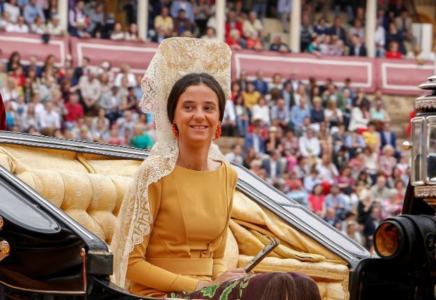Victoria Federica sonríe al entrar en la plaza en su coche de caballos.. 