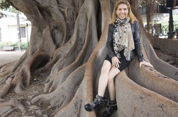 Nuria Oliver junto al ficus del Parterre, en una visita relámpago a Valencia desde la ciudad donde vive, Alicante. 