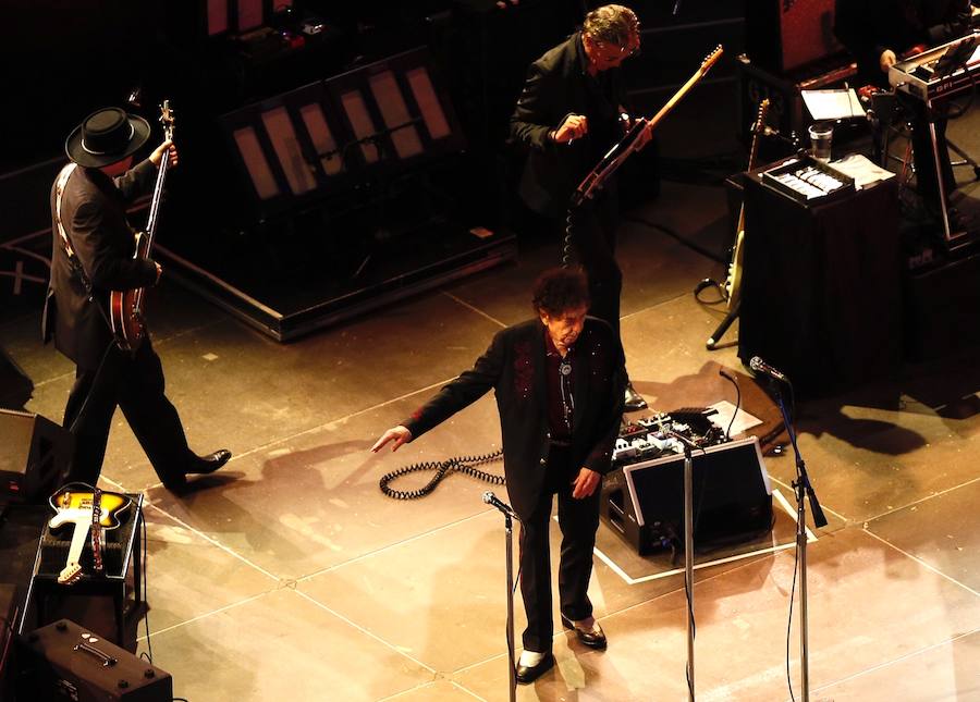 El cantante Bob Dylan ha encandilado a sus fans más incondicionales en Valencia. Los asistentes han vivido una noche muy especial que marca el final de la gira 'Never Ending Tour' a su paso por España. El artista de Minnesota ha desplegado su repertorio musical en un concierto en el que no se ha autorizado la toma de fotografías. 