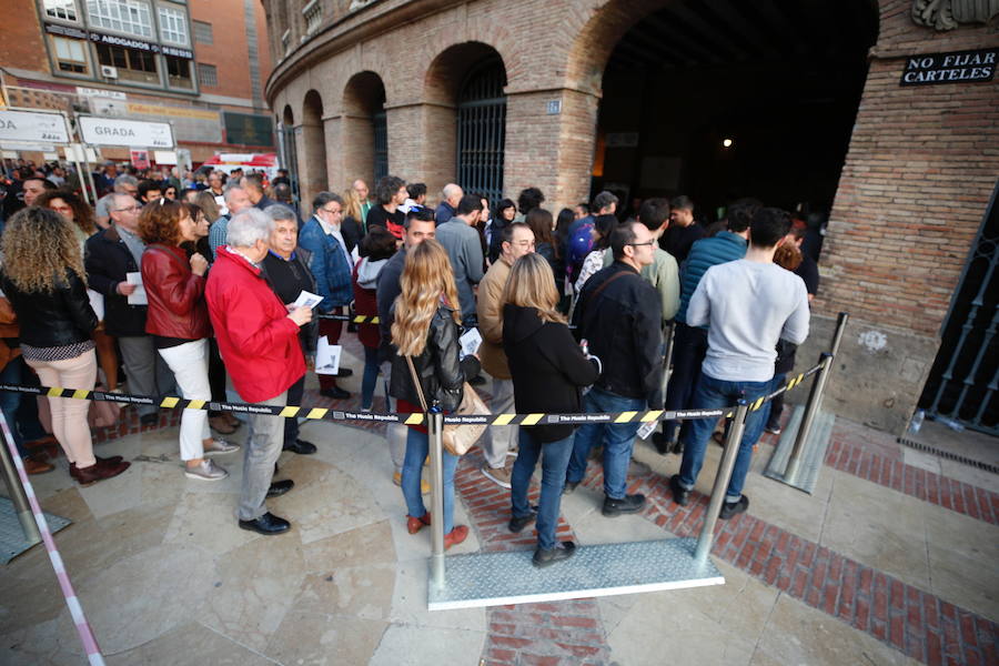 El cantante Bob Dylan ha encandilado a sus fans más incondicionales en Valencia. Los asistentes han vivido una noche muy especial que marca el final de la gira 'Never Ending Tour' a su paso por España. El artista de Minnesota ha desplegado su repertorio musical en un concierto en el que no se ha autorizado la toma de fotografías. 