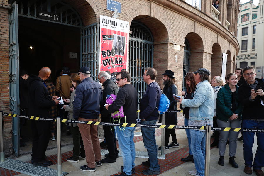 El cantante Bob Dylan ha encandilado a sus fans más incondicionales en Valencia. Los asistentes han vivido una noche muy especial que marca el final de la gira 'Never Ending Tour' a su paso por España. El artista de Minnesota ha desplegado su repertorio musical en un concierto en el que no se ha autorizado la toma de fotografías. 