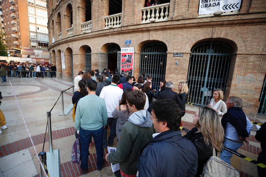 El cantante Bob Dylan ha encandilado a sus fans más incondicionales en Valencia. Los asistentes han vivido una noche muy especial que marca el final de la gira 'Never Ending Tour' a su paso por España. El artista de Minnesota ha desplegado su repertorio musical en un concierto en el que no se ha autorizado la toma de fotografías. 