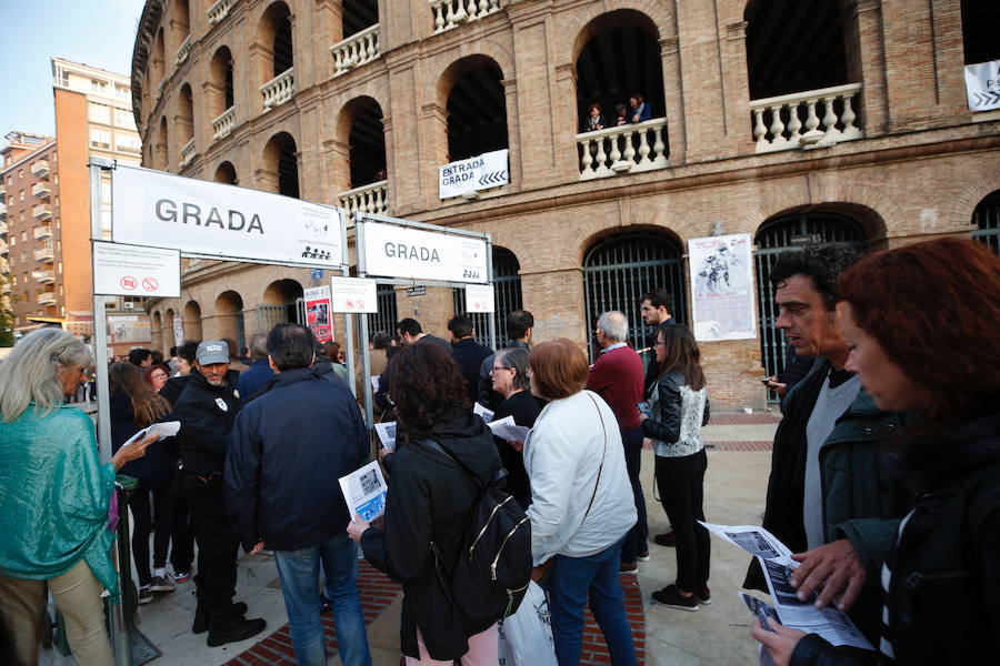 El cantante Bob Dylan ha encandilado a sus fans más incondicionales en Valencia. Los asistentes han vivido una noche muy especial que marca el final de la gira 'Never Ending Tour' a su paso por España. El artista de Minnesota ha desplegado su repertorio musical en un concierto en el que no se ha autorizado la toma de fotografías. 