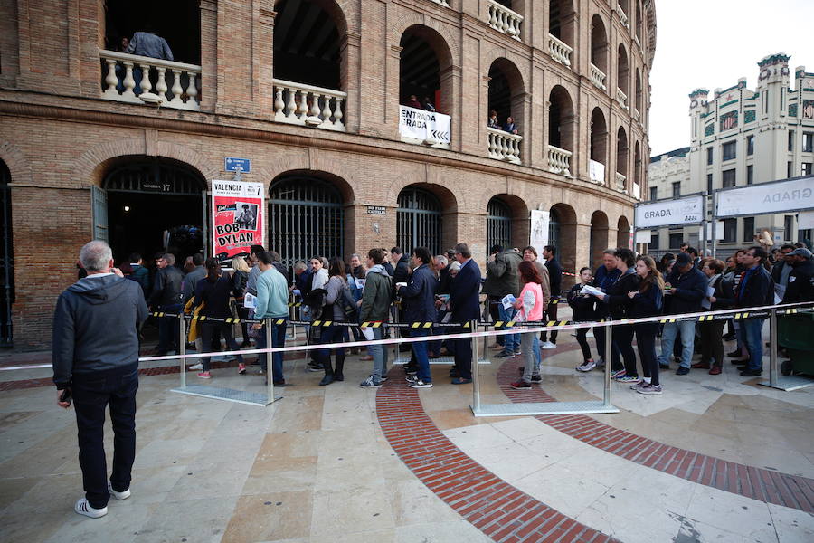 El cantante Bob Dylan ha encandilado a sus fans más incondicionales en Valencia. Los asistentes han vivido una noche muy especial que marca el final de la gira 'Never Ending Tour' a su paso por España. El artista de Minnesota ha desplegado su repertorio musical en un concierto en el que no se ha autorizado la toma de fotografías. 