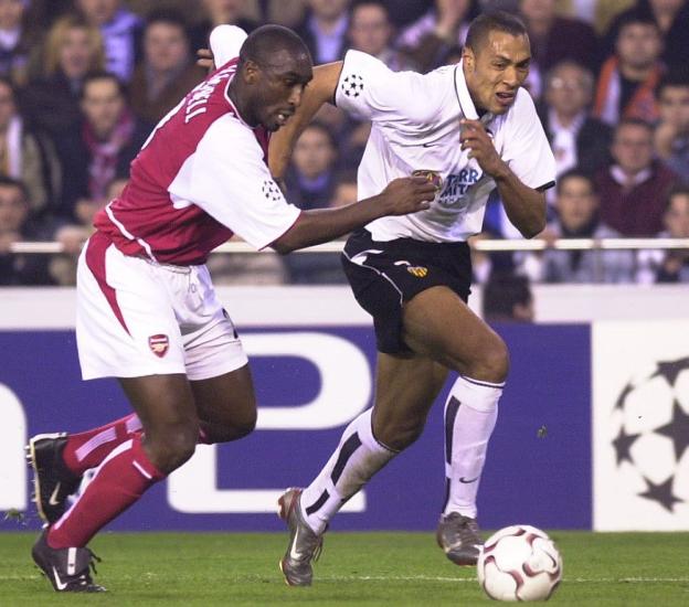 Campbell y Carew, en el Valencia-Arsenal en 2003. 