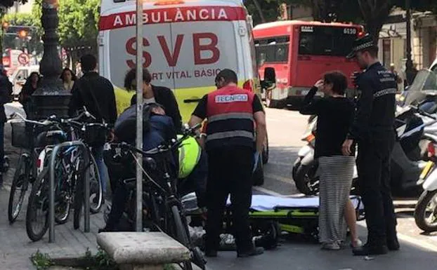 Los efectivos atienden a la víctima tras el accidente.