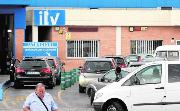 Varios conductores aguardan su turno para la revisión de la Inspección Técnica de Vehículos (ITV)